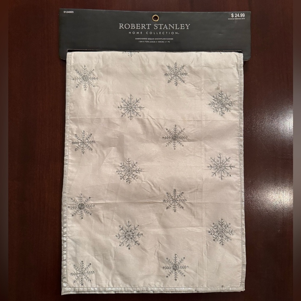 NWT ROBERT STANLEY Embroidered Sequin Snowflake Table Runner Winter White